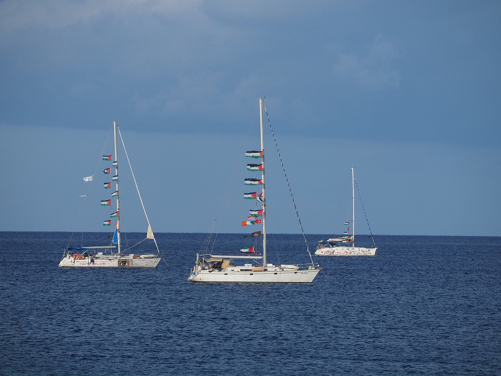 Veleiros com bandeiras palestinas fundeados no mar, em Ierápetra, na Grécia, em maio de 2026