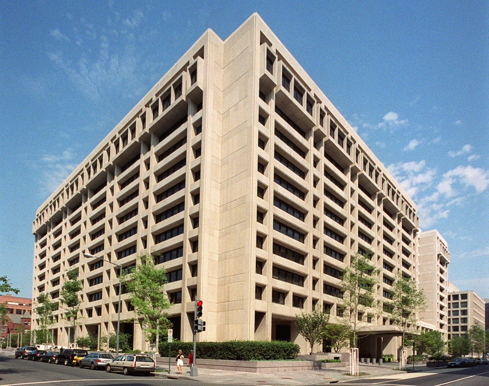 Fachada da sede do Fundo Monetário Internacional em Washington, prédio de concreto claro com janelas em fileiras, em foto de arquivo