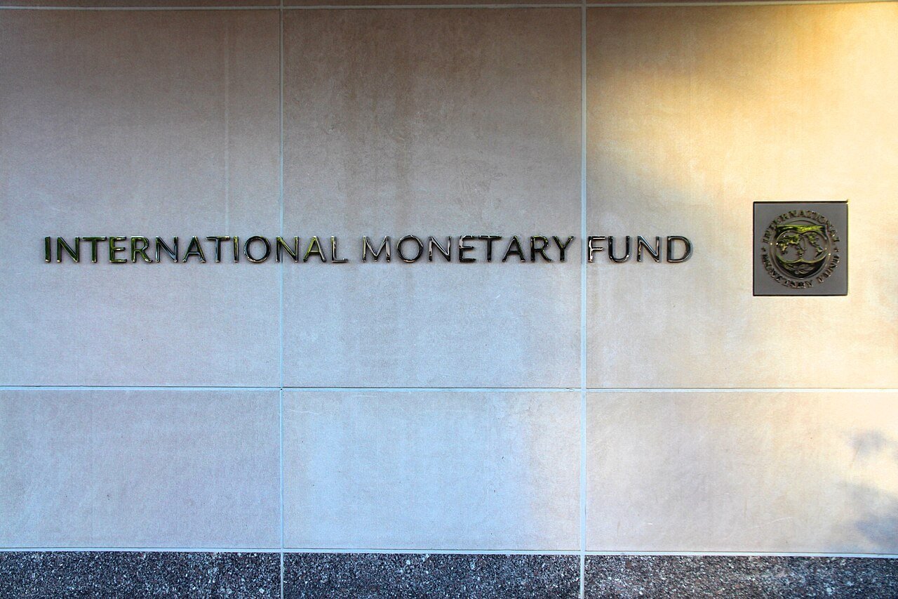 Placa com o nome do Fundo Monetário Internacional na fachada da sede do FMI, em Washington (foto de arquivo)