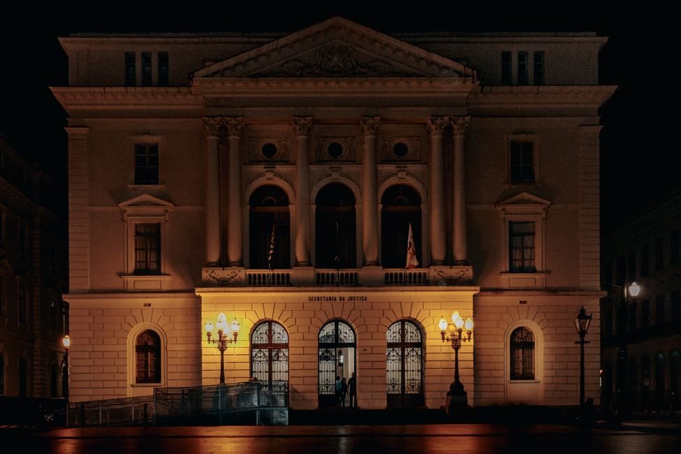 Fachada neoclassica da Secretaria da Justica iluminada a noite no centro de Sao Paulo