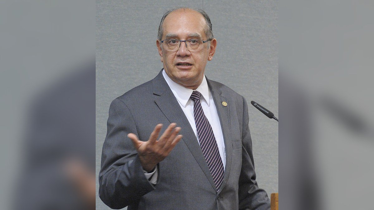 O ministro Gilmar Mendes, do Supremo Tribunal Federal, fala ao microfone durante evento