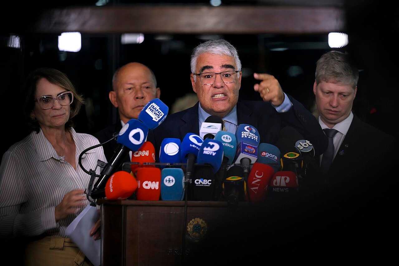 Senador Eduardo Girão concede entrevista a jornalistas no Senado Federal