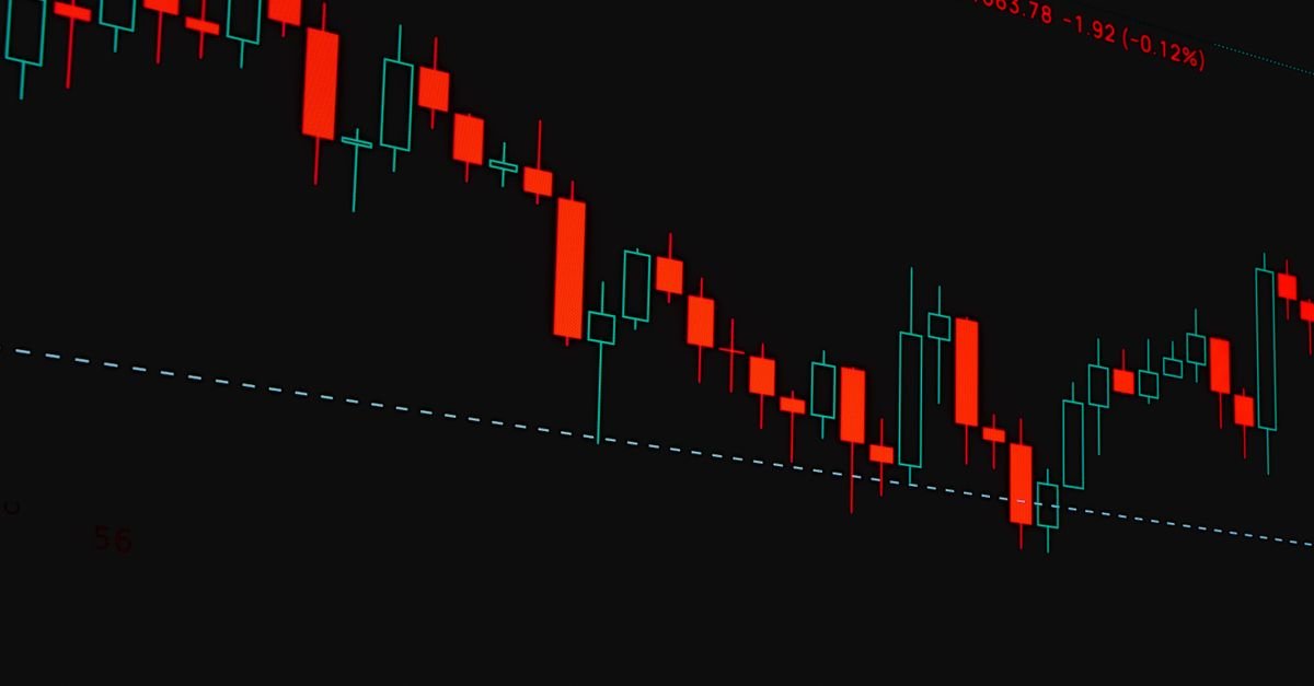 Gráfico de candlestick em tela escura com candles vermelhos e verdes