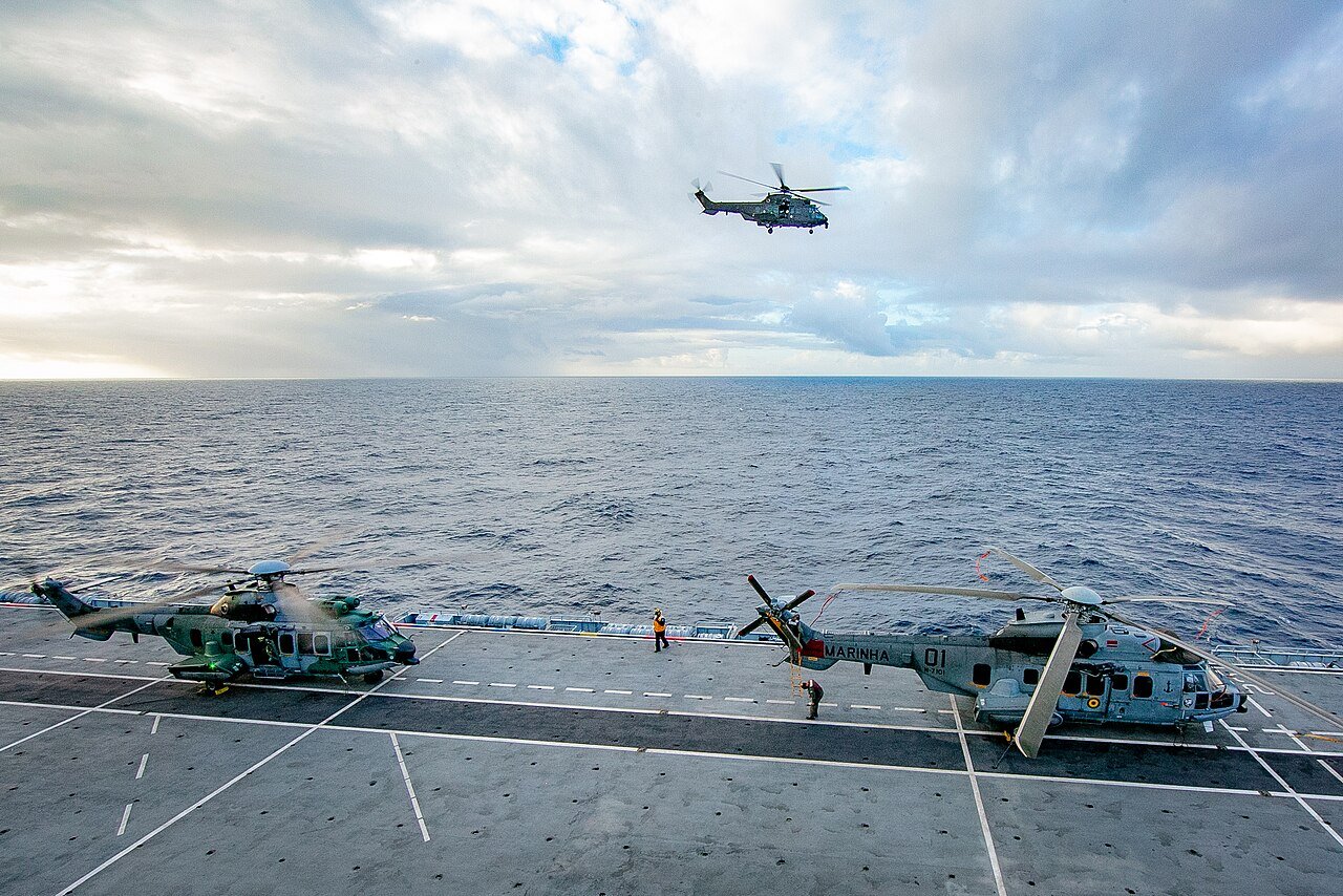 Helicópteros H225M da Marinha do Brasil no convés de navio durante operação