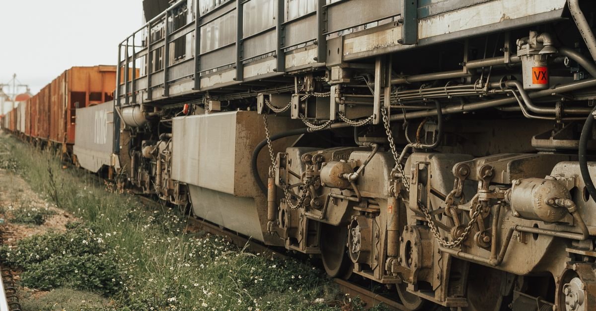 Composicao de trem de carga parada em ferrovia