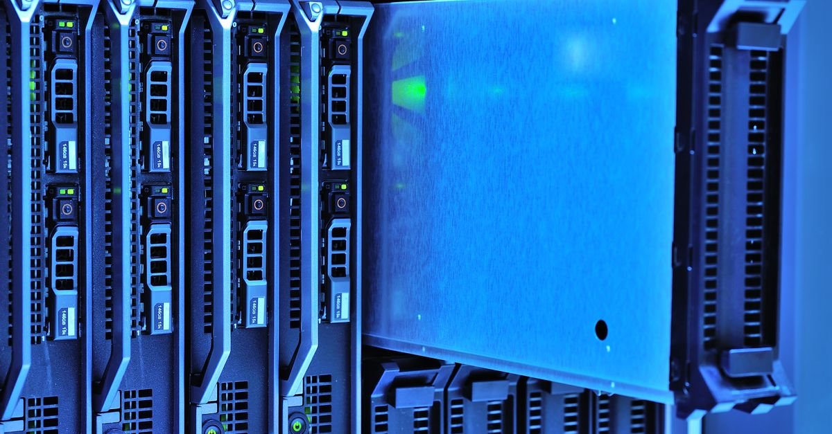 Racks de servidores iluminados em azul dentro de um data center