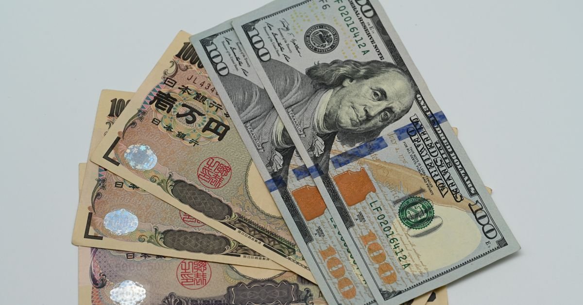 Notas de iene japonês e de dólar americano sobrepostas em close