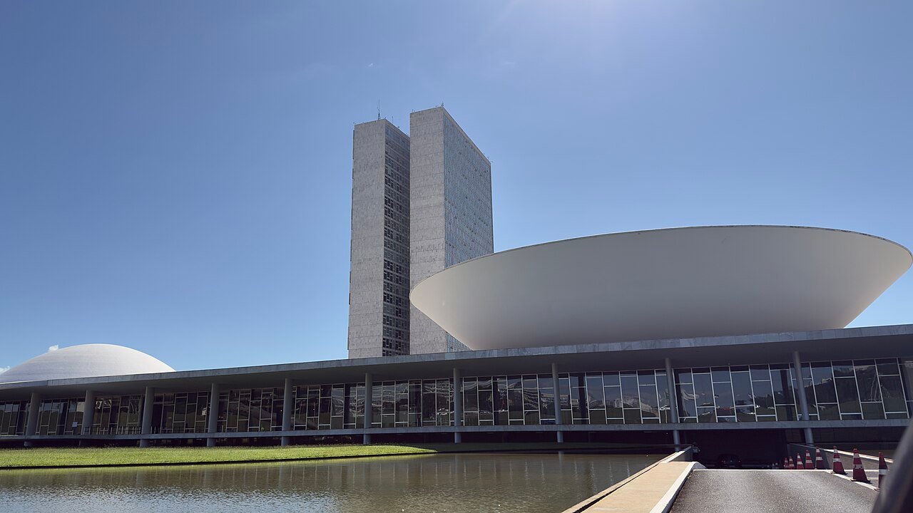Congresso Nacional visto do espelho d'água, com as torres e a cúpula do plenário da Câmara