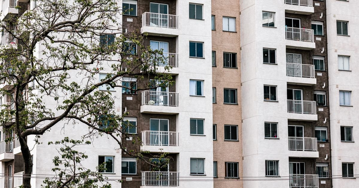 Fachada de prédio residencial moderno com varandas, em referência aos contratos de aluguel