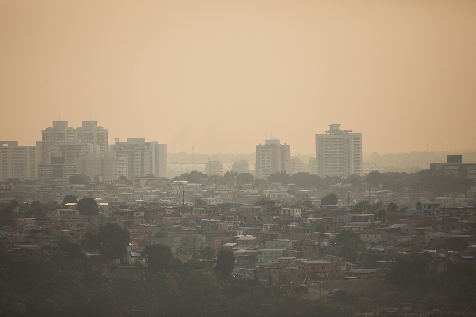 Bairros e prédios de Manaus encobertos por densa camada de fumaça