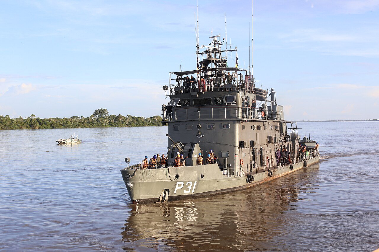 Navio-patrulha da Marinha do Brasil em rio da Amazônia durante operação na faixa de fronteira