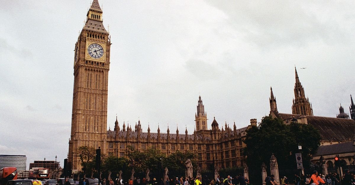 Torre do Big Ben e o Palácio de Westminster vistos da rua, em Londres