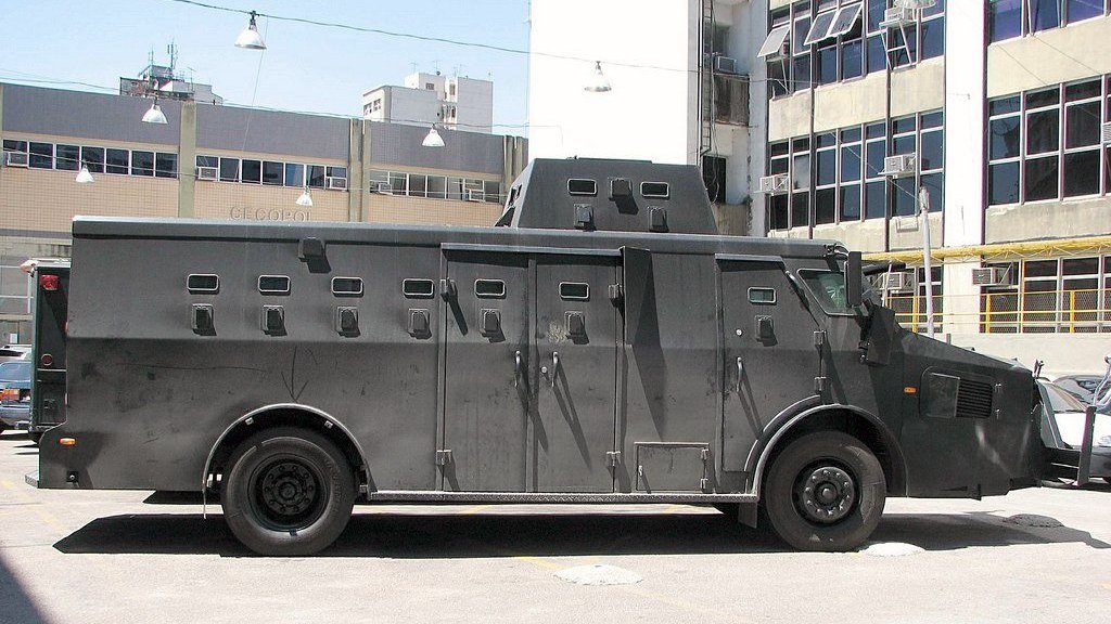 Veículo blindado da Polícia Civil do Rio de Janeiro estacionado em pátio