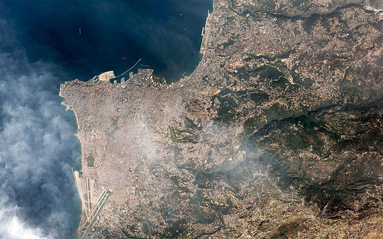 Imagem aérea de Beirute e do litoral libanês com a mancha urbana junto ao mar Mediterrâneo