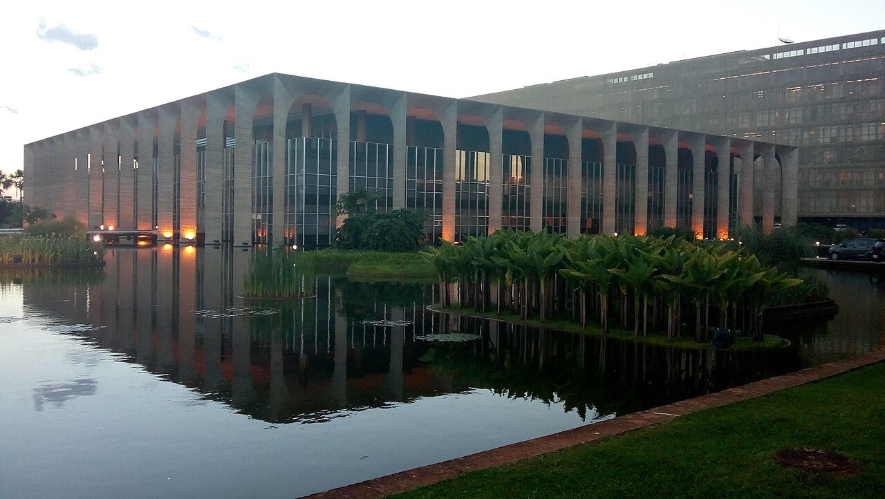 Fachada do Palacio do Itamaraty, em Brasilia, refletida no espelho d'agua ao entardecer
