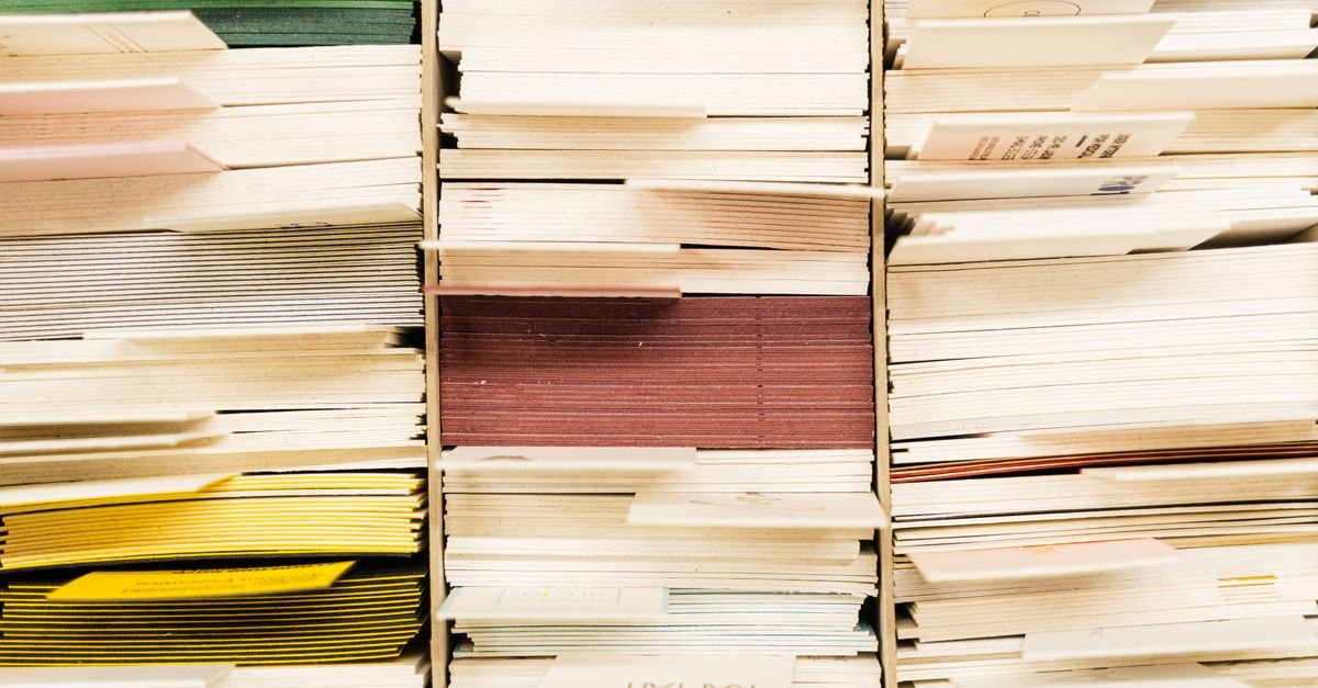 Pilhas de documentos e processos organizados em arquivo
