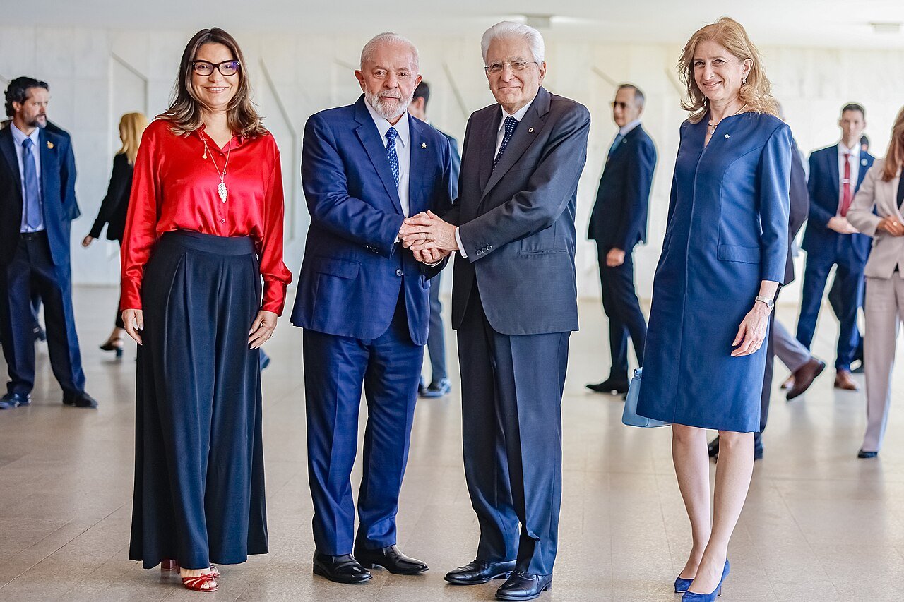 A primeira-dama Janja Lula da Silva ao lado do presidente Lula em recepção oficial em Brasília