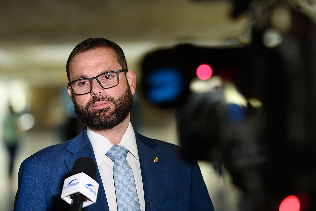 Senador Jorge Seif concede entrevista diante de microfone e câmera no Senado