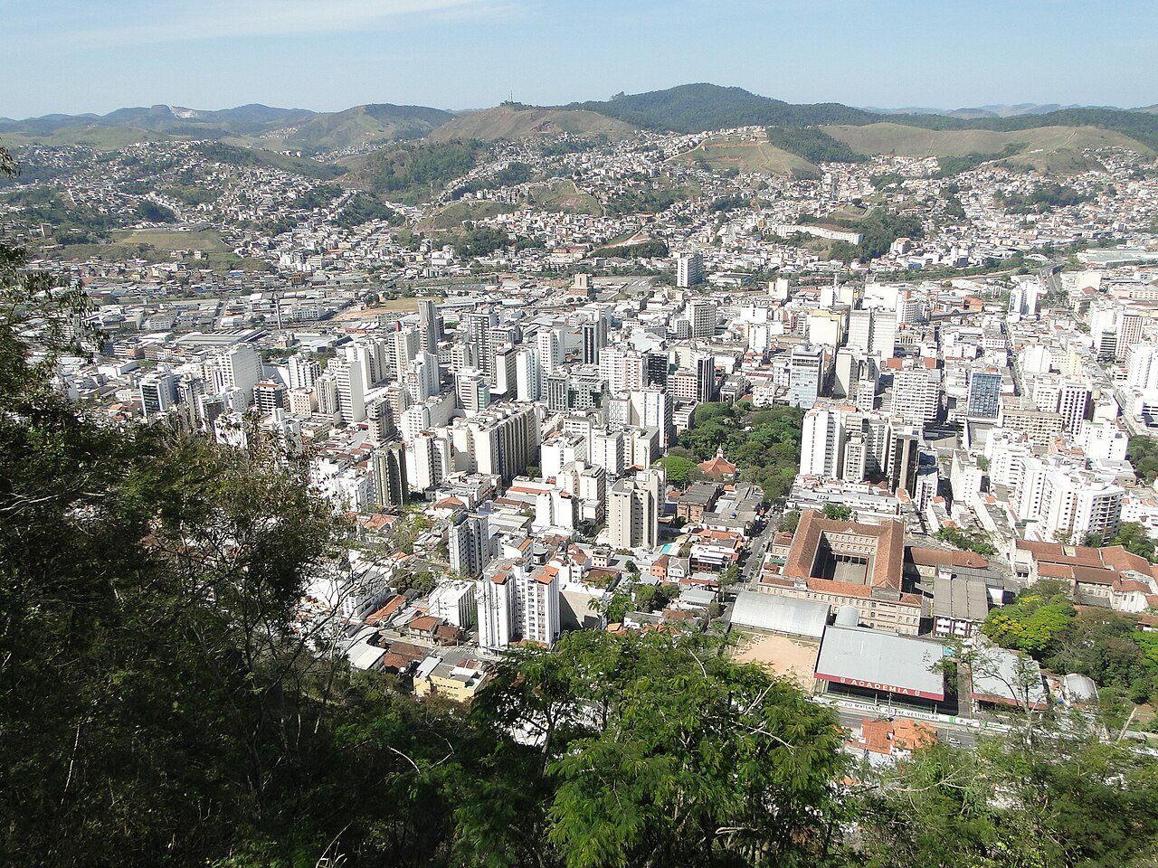 Vista do centro de Juiz de Fora, em Minas Gerais, com prédios e morros ao fundo