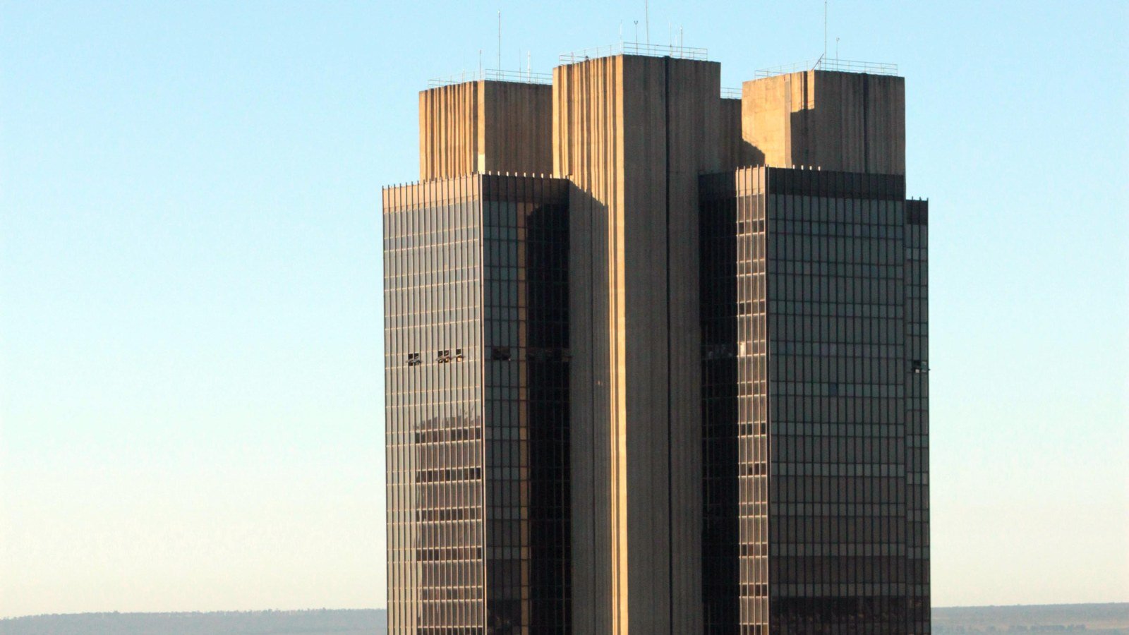 Edifício-sede do Banco Central do Brasil, em Brasília, visto de perto ao entardecer