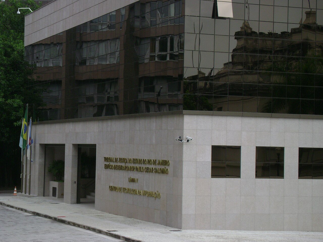 Fachada de edificio do Tribunal de Justica do Estado do Rio de Janeiro, com bandeiras hasteadas na entrada