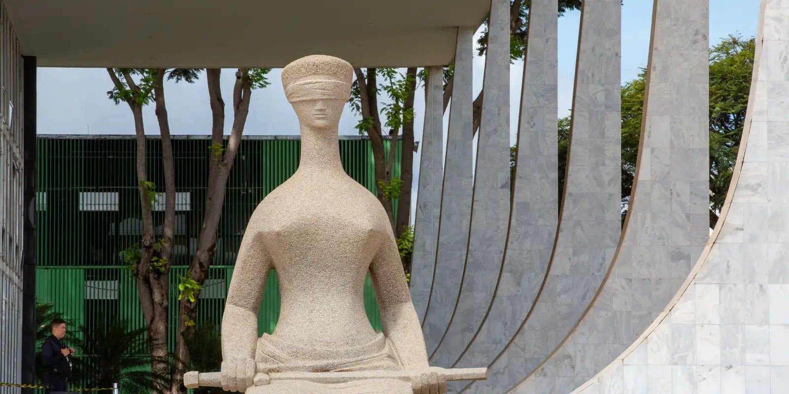Escultura A Justiça, de Alfredo Ceschiatti, em frente ao prédio do Supremo Tribunal Federal, em Brasília