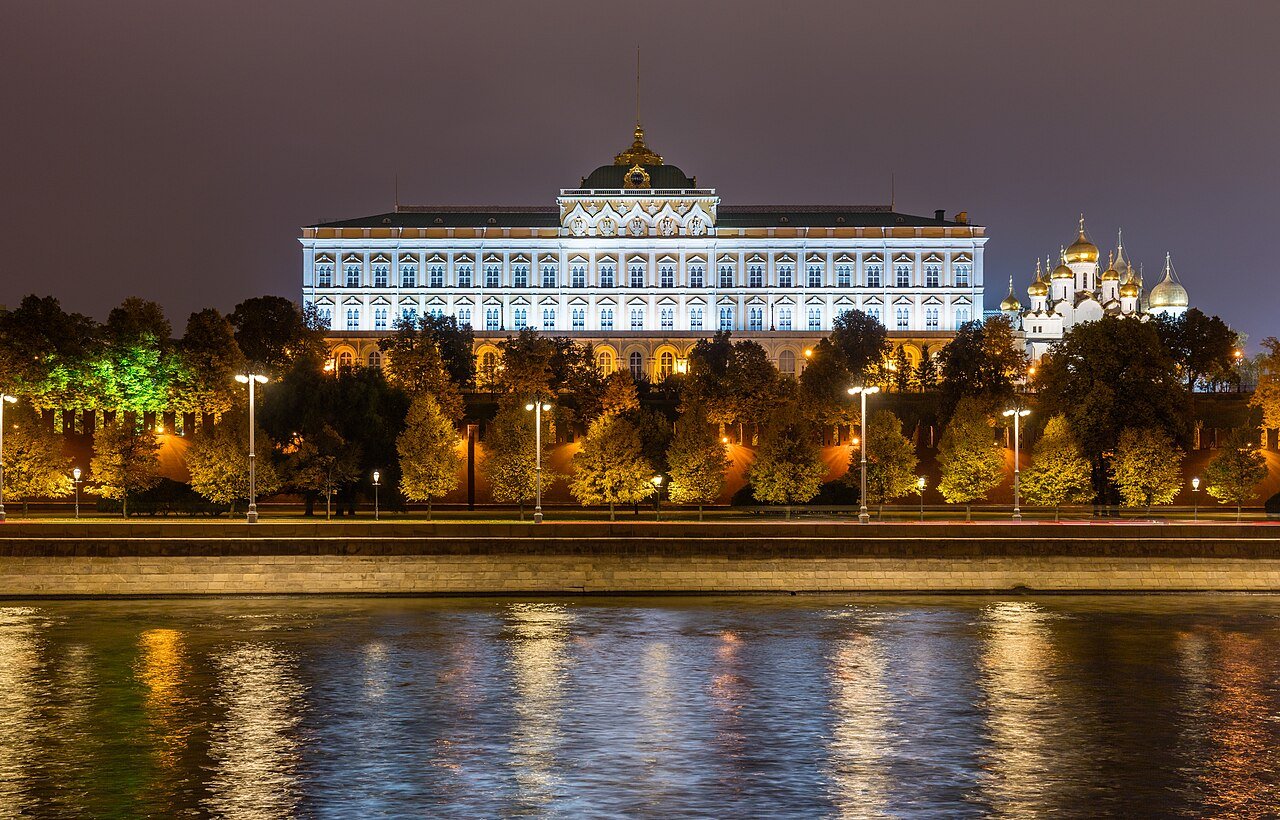 Grande Palácio do Kremlin iluminado à noite, visto da margem do rio Moscou