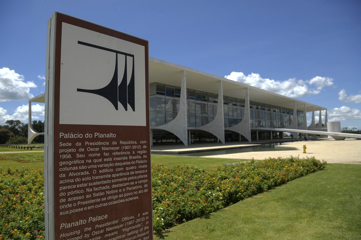 Fachada do Palácio do Planalto, em Brasília, com placa informativa em primeiro plano