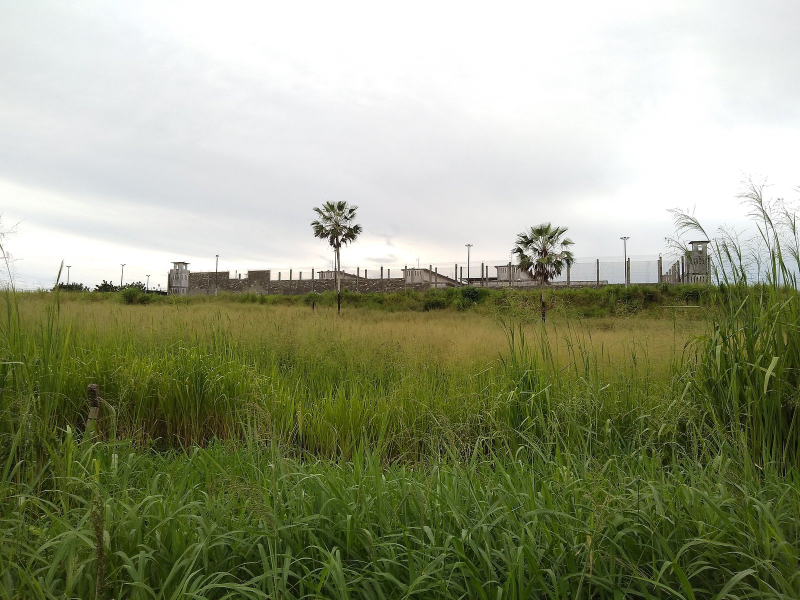 Muro e guaritas de uma unidade prisional vistos de fora
