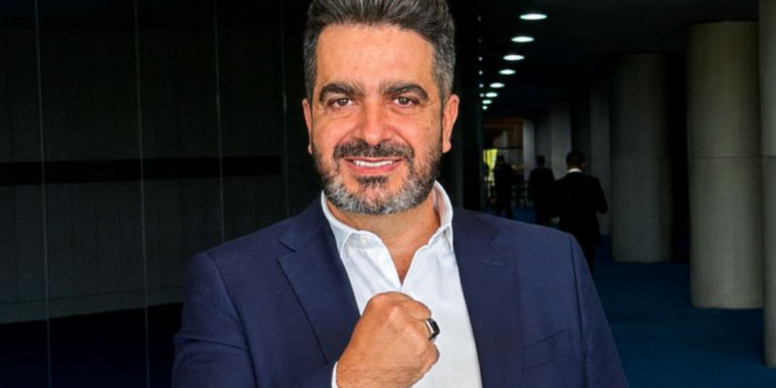 Leonardo Avalanche, presidente do PRTB, de terno azul em corredor institucional, em imagem divulgada pelo partido