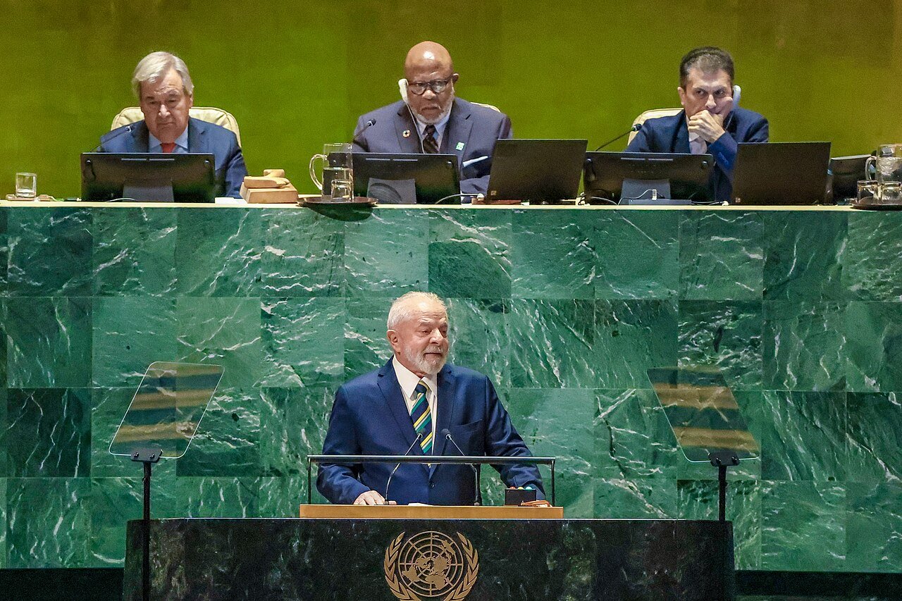 Presidente Lula discursa no púlpito do plenário da Assembleia Geral da ONU