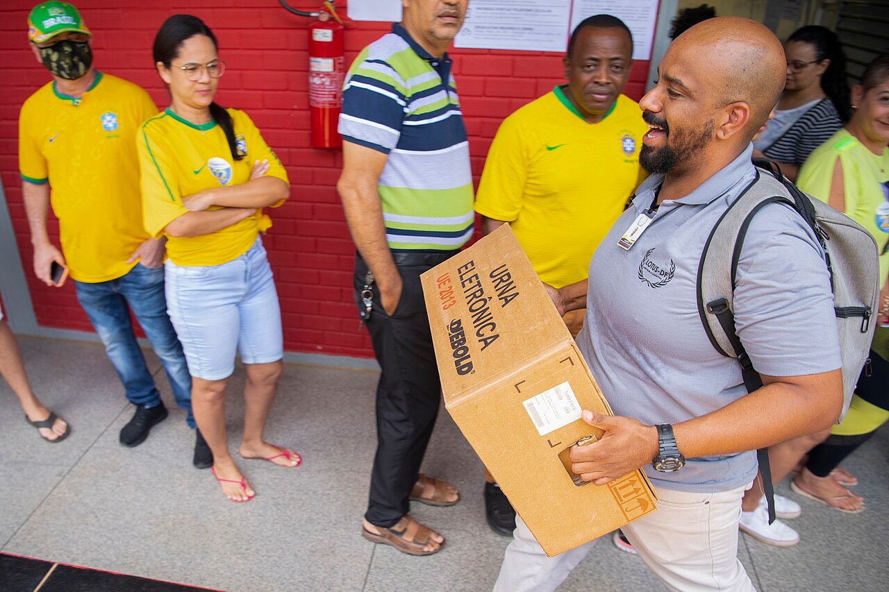 Caixa de urna eletrônica sendo levada para uma seção eleitoral no segundo turno de 2022