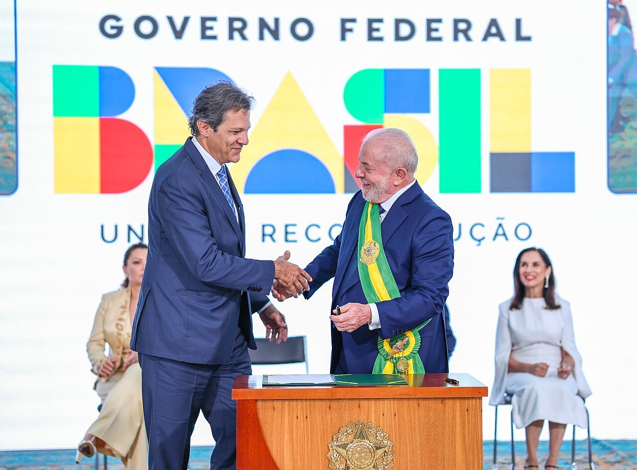 Fernando Haddad cumprimenta Luiz Inácio Lula da Silva durante cerimônia no Palácio do Planalto