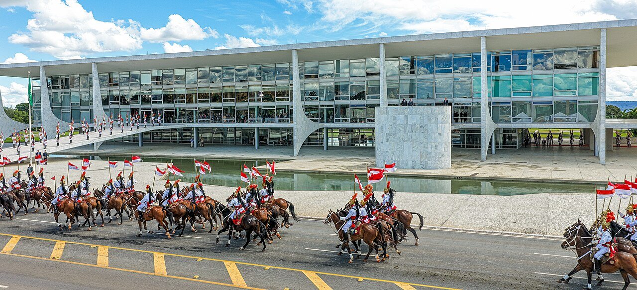 Fachada do Palácio do Planalto com os Dragões da Independência a cavalo na rampa