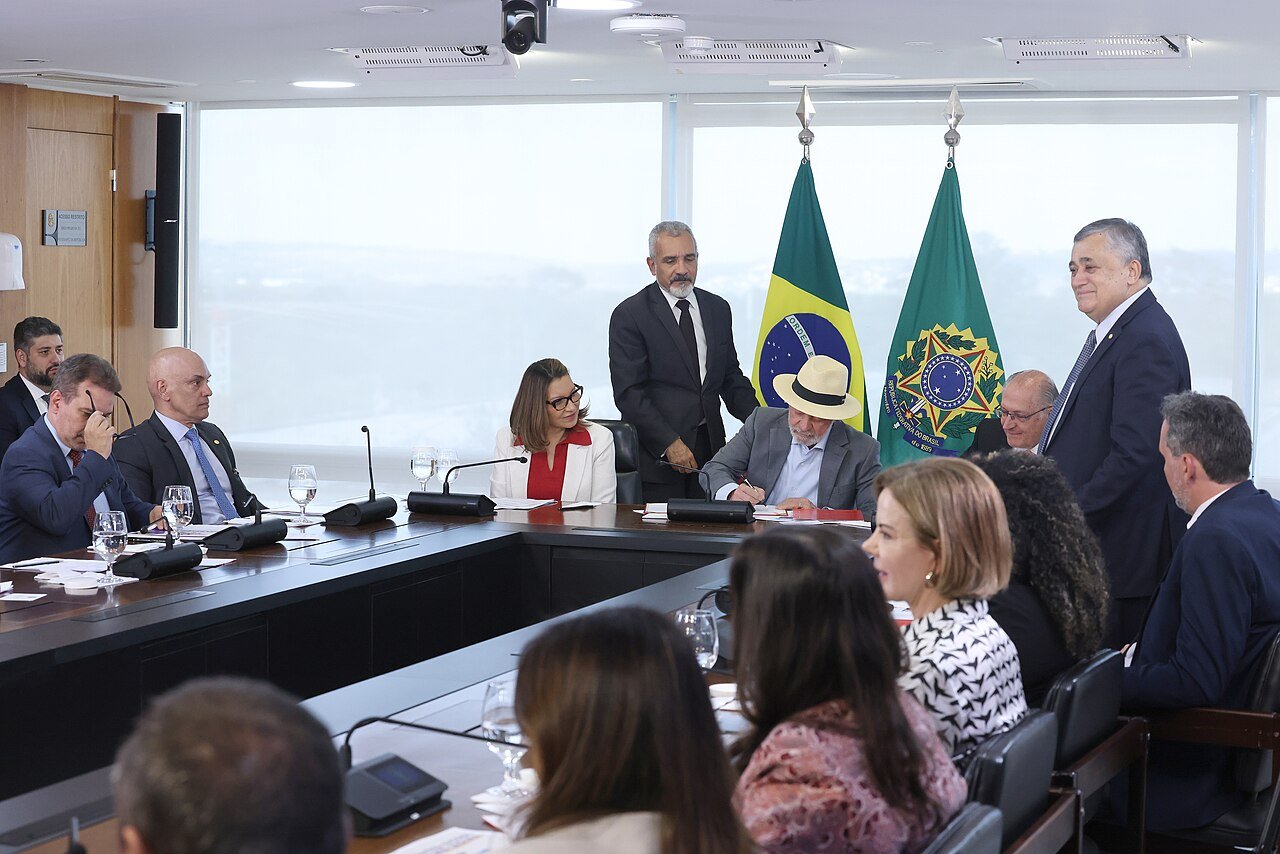 Alexandre de Moraes acompanha cerimônia de sanção de leis ao lado de autoridades no Palácio do Planalto