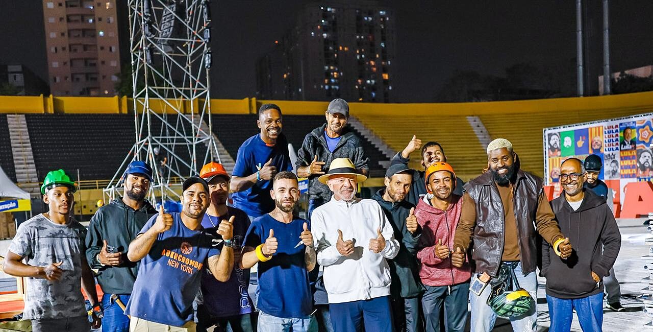 Lula posa com equipe de montagem no gramado do Estádio da Vila Euclides na véspera do ato