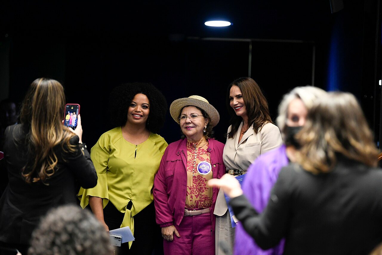 Participantes do seminario Mais Mulheres na Politica posam para foto durante evento no Senado Federal