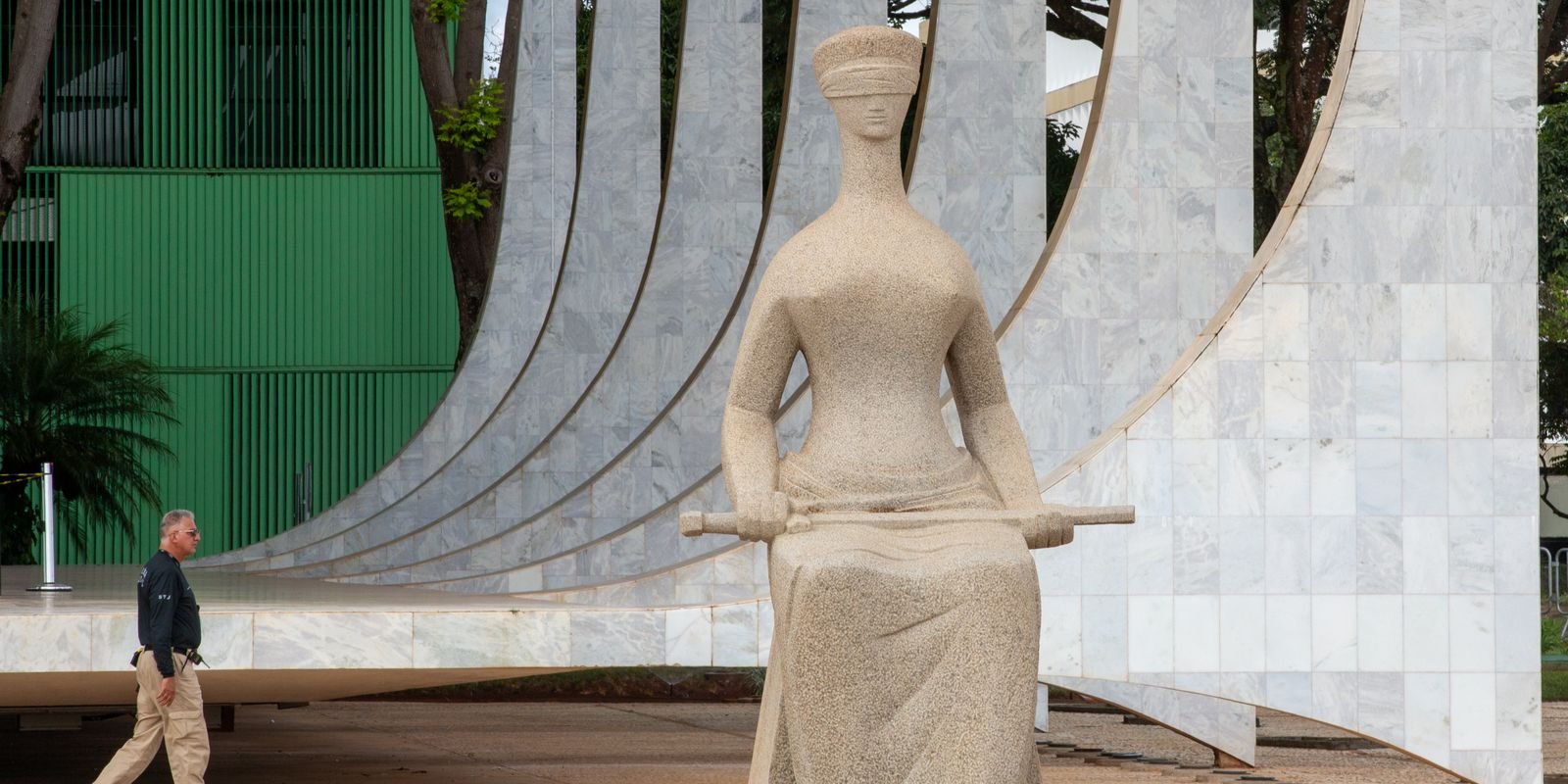 Escultura A Justiça diante da fachada do Supremo Tribunal Federal, em Brasília