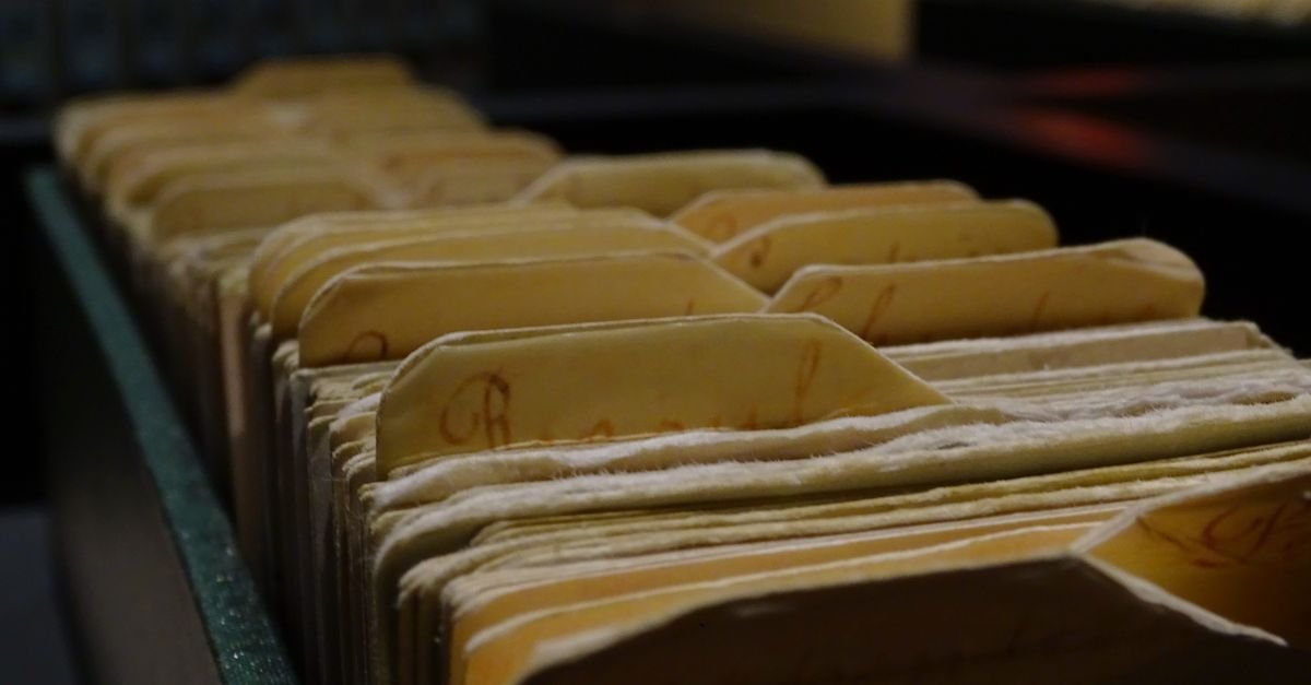 Pastas de arquivo enfileiradas com etiquetas manuscritas