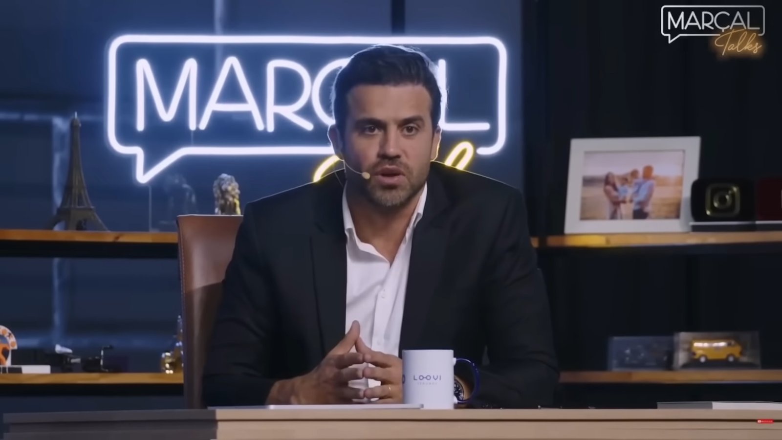 Pablo Marçal sentado à mesa de um estúdio durante entrevista