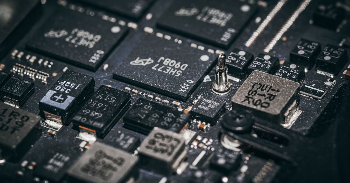 Close de microchips e componentes eletrônicos em uma placa de circuito