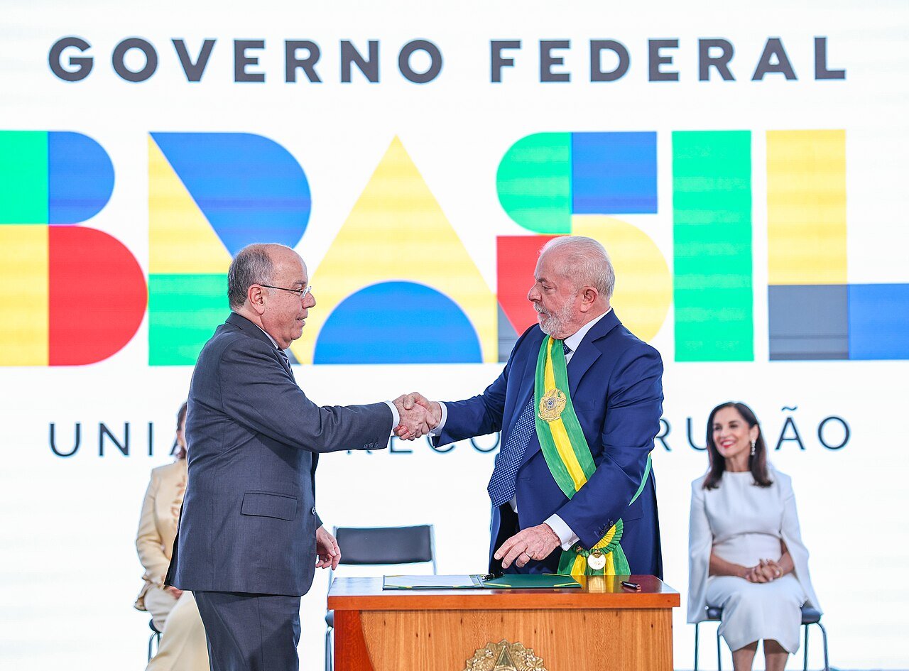 Mauro Vieira cumprimenta o presidente Luiz Inácio Lula da Silva durante a cerimônia de posse no Ministério das Relações Exteriores