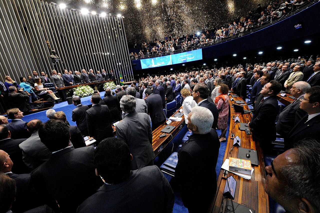 Parlamentares reunidos no plenário durante sessão do Congresso Nacional