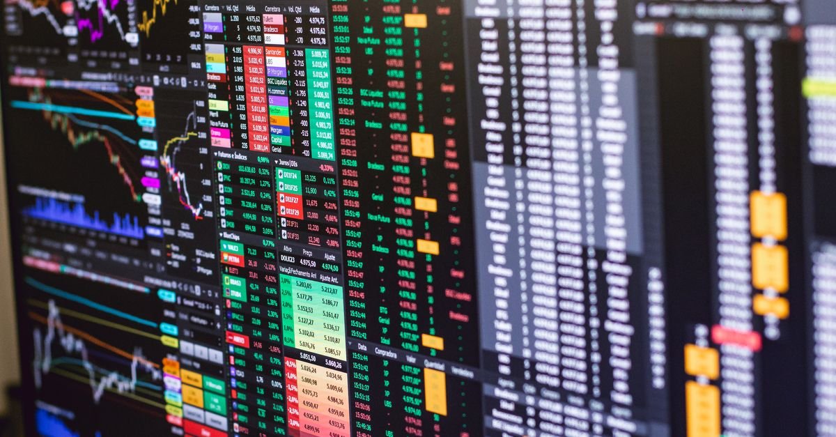 Tela de terminal de mercado financeiro com cotações, gráficos e livro de ofertas em destaque