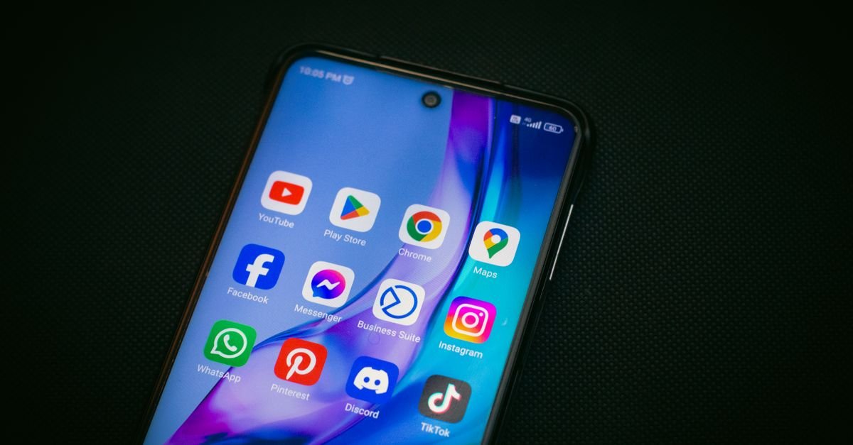 Tela de celular com ícones de aplicativos de redes sociais, entre eles Facebook e Instagram