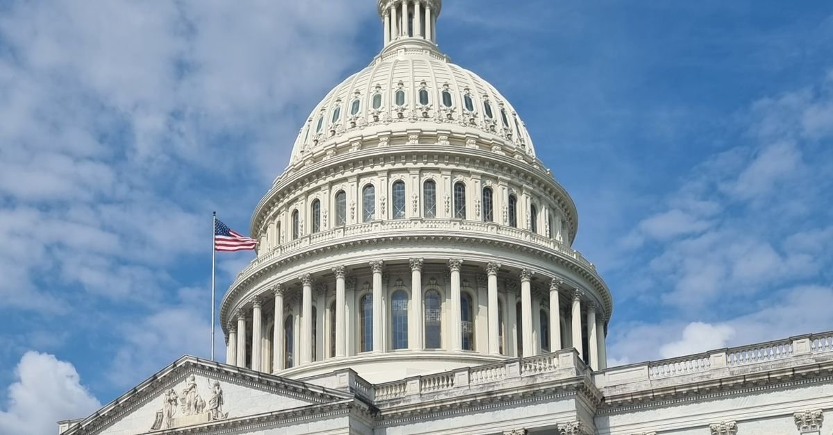 Cúpula do Capitólio dos Estados Unidos com bandeira americana hasteada
