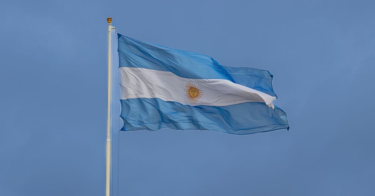 Bandeira da Argentina tremulando em mastro contra céu azul