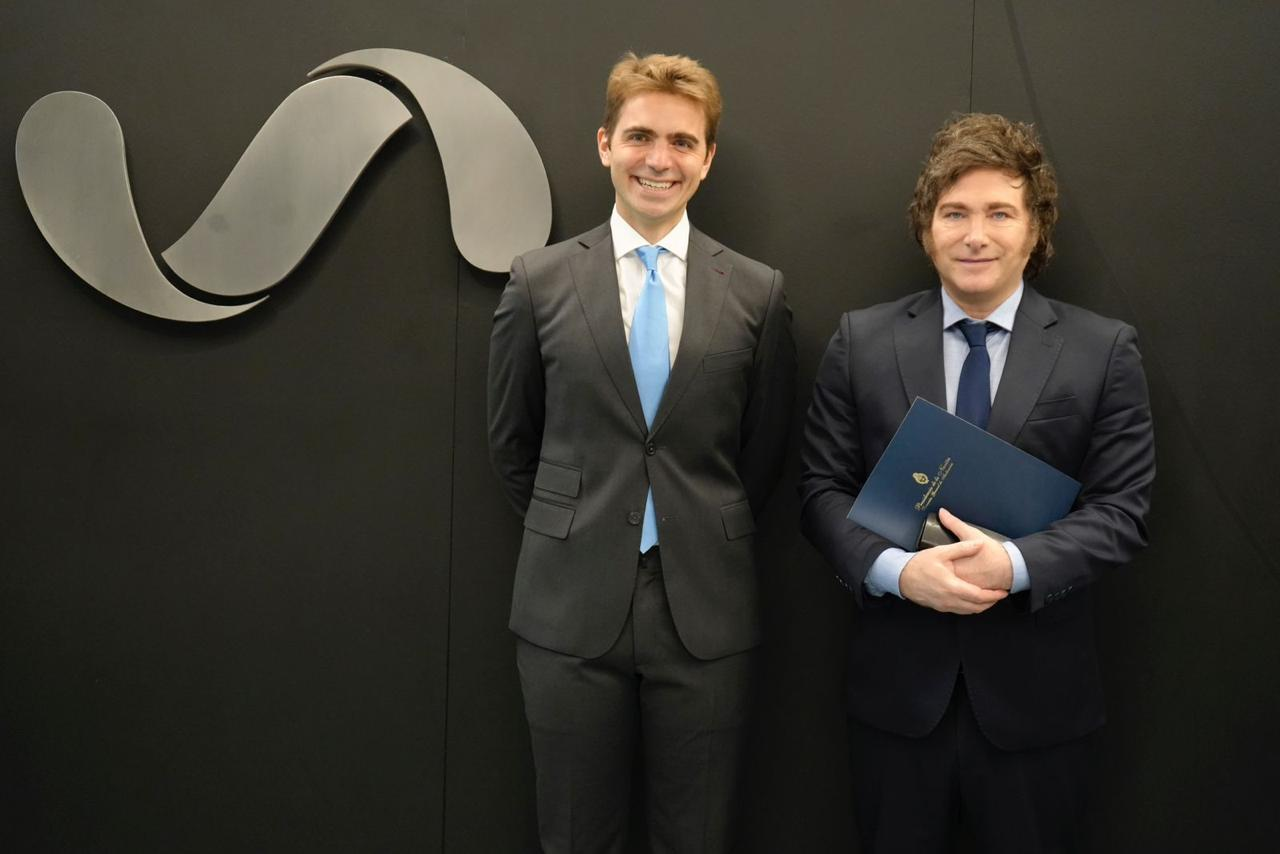 O presidente da Argentina, Javier Milei, à direita, em fotografia oficial do governo argentino