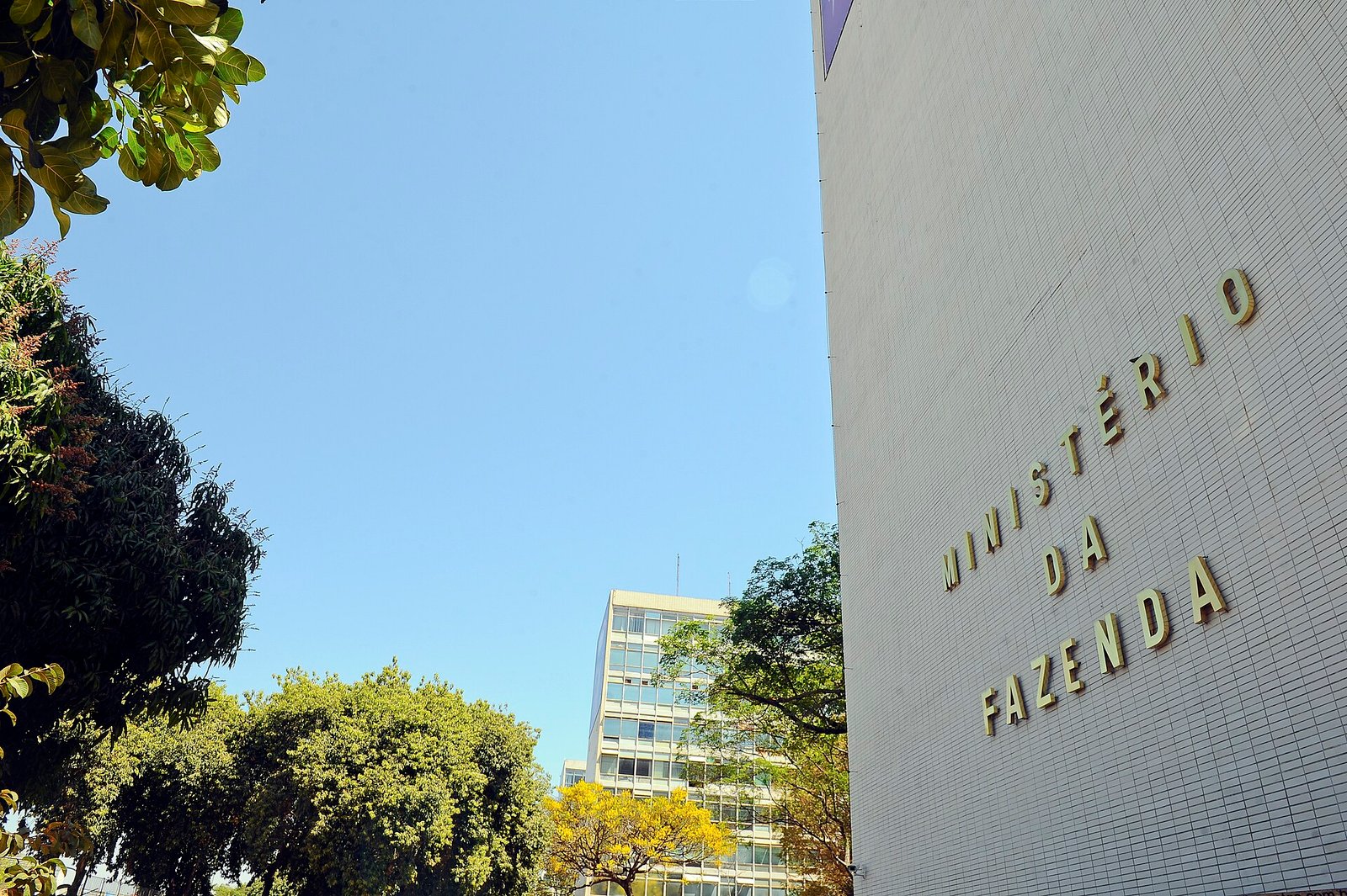 Fachada do edifício do Ministério da Fazenda com o nome do órgão em letras douradas