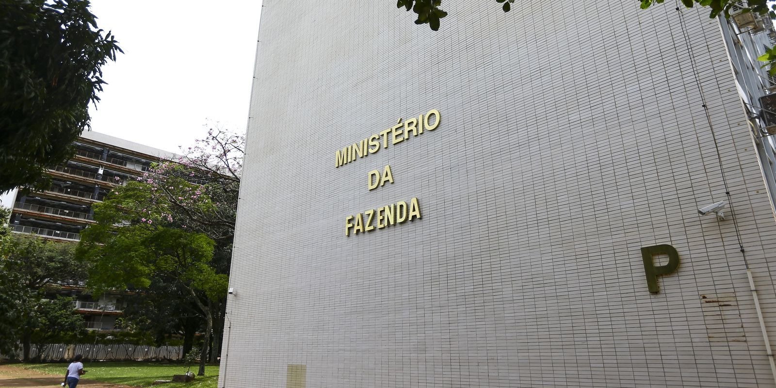 Fachada do prédio do Ministério da Fazenda com letras douradas na parede